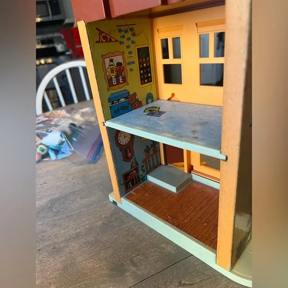 Vintage 1974 Fisher-Price Sesame Street clubhouse with figurines. - Picture 6 of 16